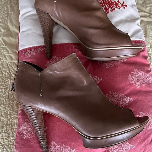 B Makowsky leather platform booties - Picture 6 of 6
